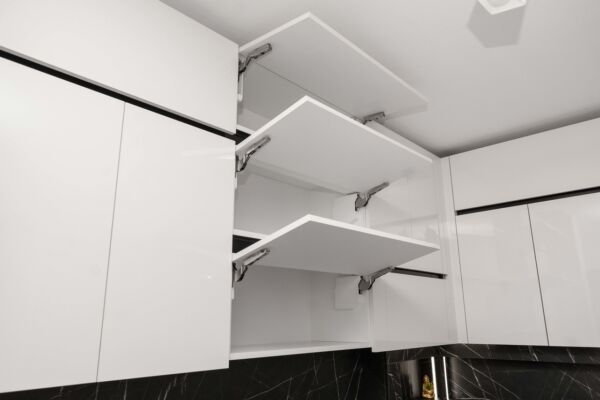 deschidere in sus dulapuri bucatarie in 3 nivele