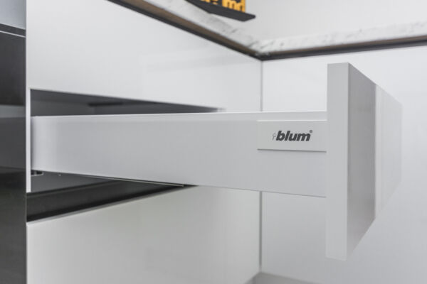 sertar blum in bucatarie la comanda