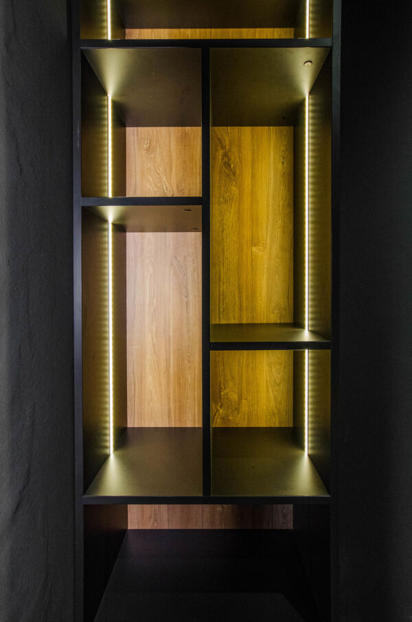 dulap cu iluminare interna