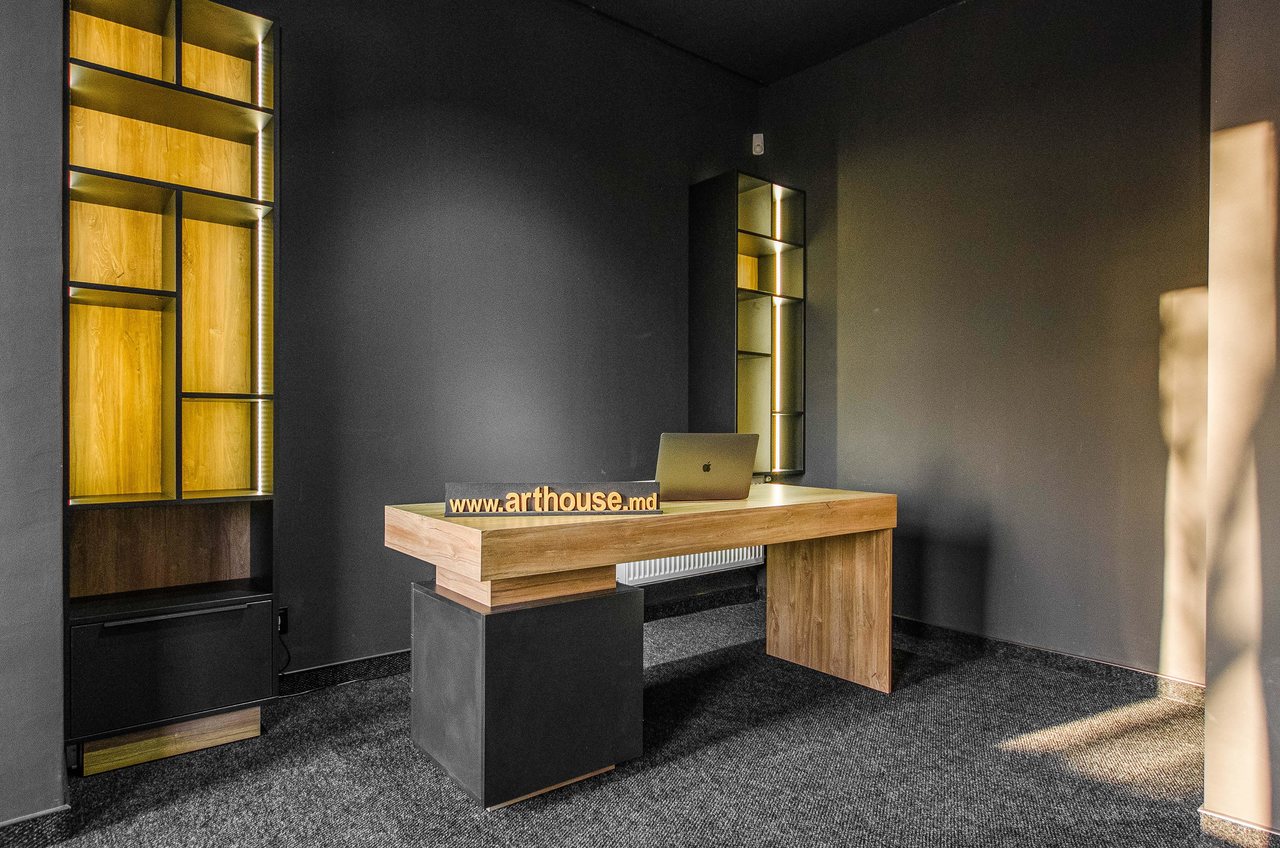 mobila de oficiu culoare negru cu lemn la comanda