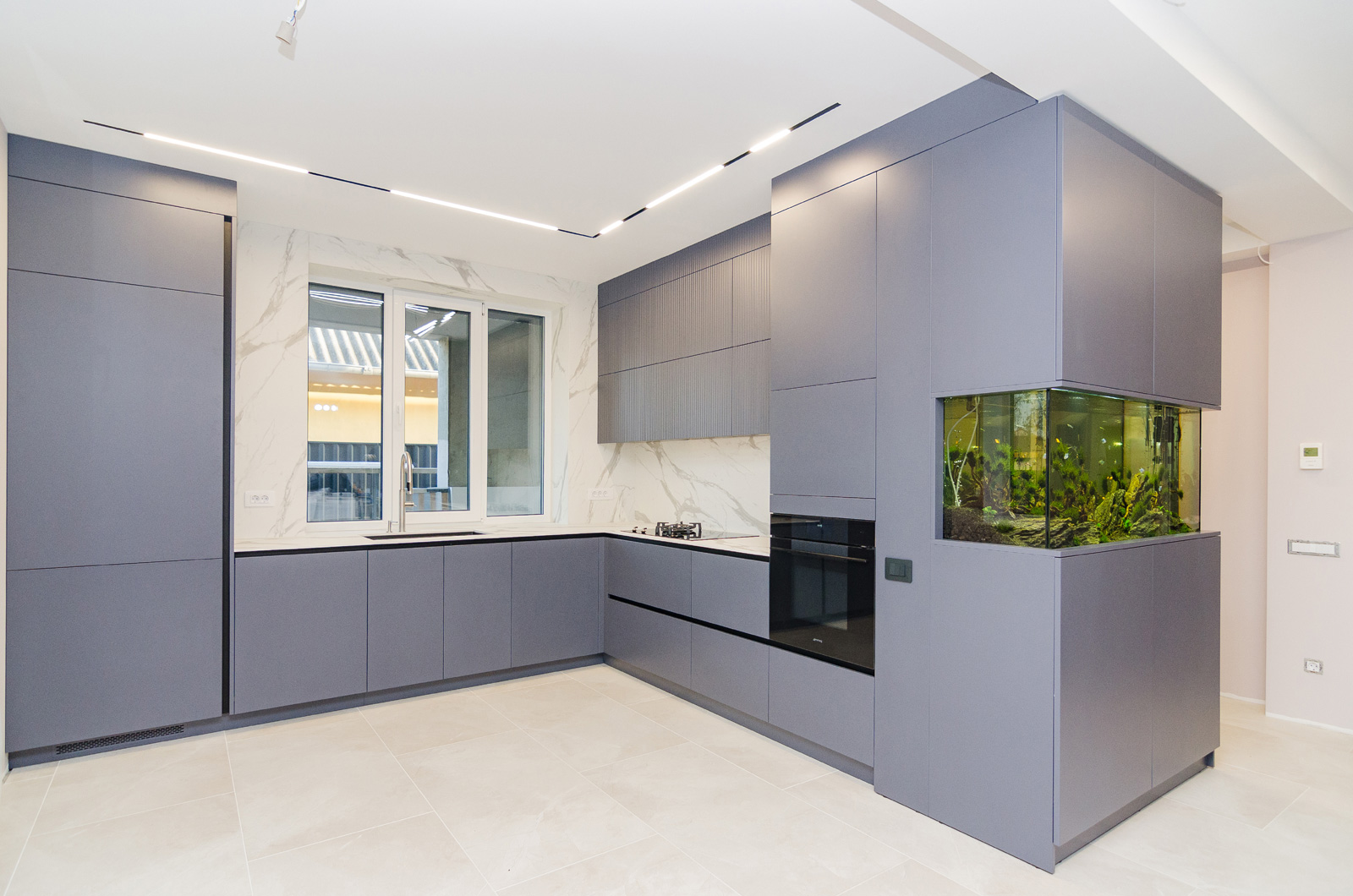 Bucătărie în stil minimalist cu acvariu încorporat #2602