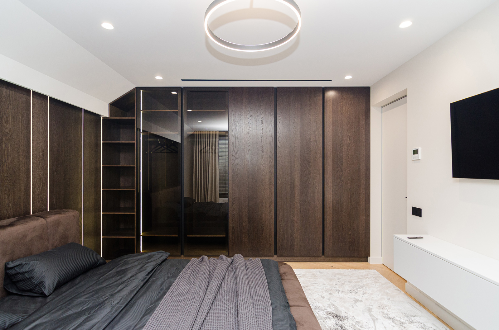 Dulap cu uși batante din furnir natural de stejar #4060