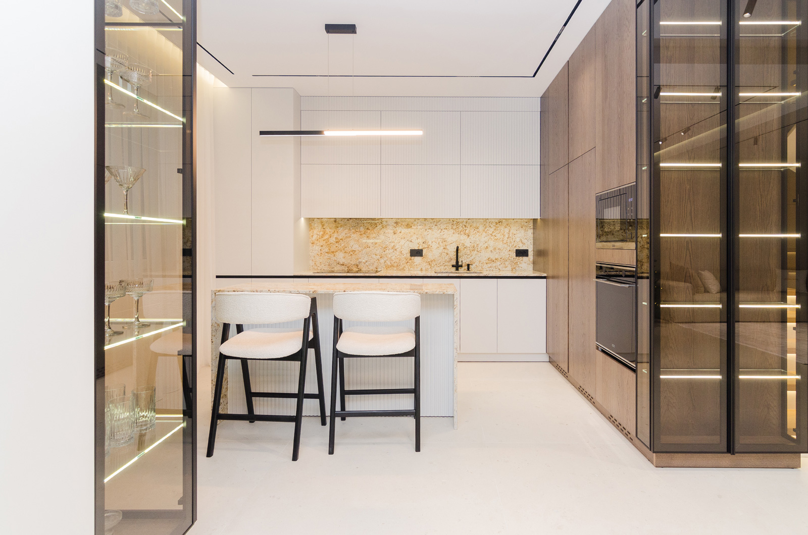 Bucătărie în stil minimalist cu vitrine #2601