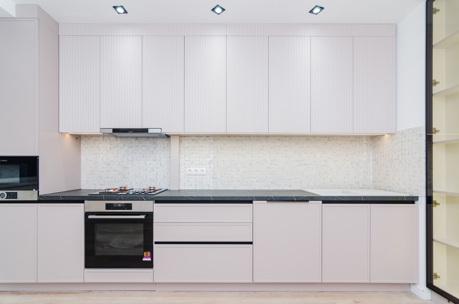 Bucătăria în stil minimalist cu o vitrină #2603