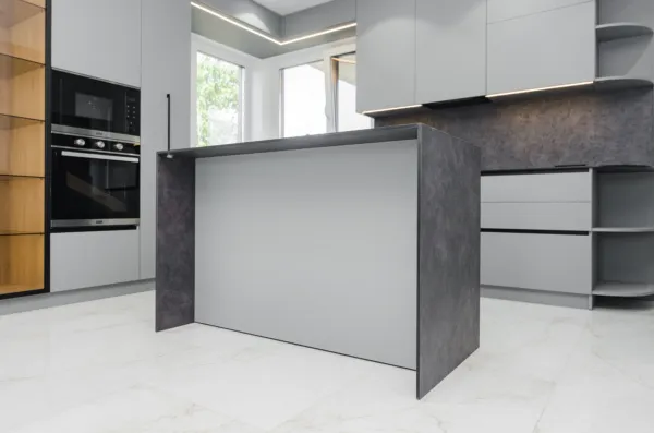 Mobilier minimalist complet pentru casă cu bucătărie și insulă — sat. Costești