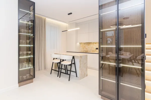 Design de interior și mobilier de lux cu granit auriu și vitrine — str. Mihail Odatiuc, Durlești